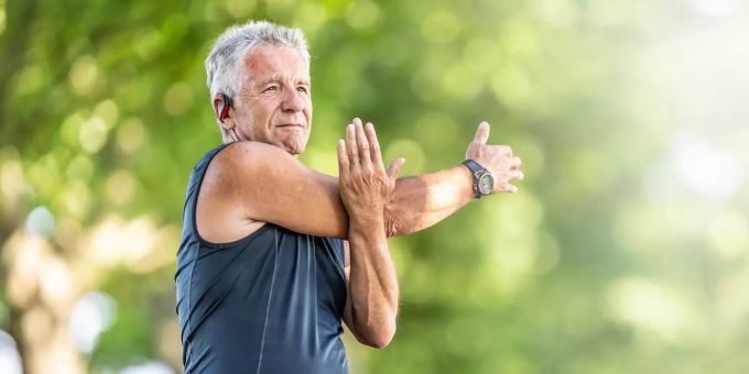 Mit gezielten Massnahmen lässt sich der Alterungsprozess deutlich verlangsamen. Fitness Alter Körper mental