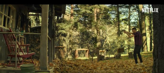 Netflix Serie «Sky Rojo»: Bösewicht Christian bedroht Gina. Mann im Wald