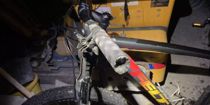 Der Fahrradfahrer prallte in einen am Strassenrand parkierten Personenwagen. Unfall