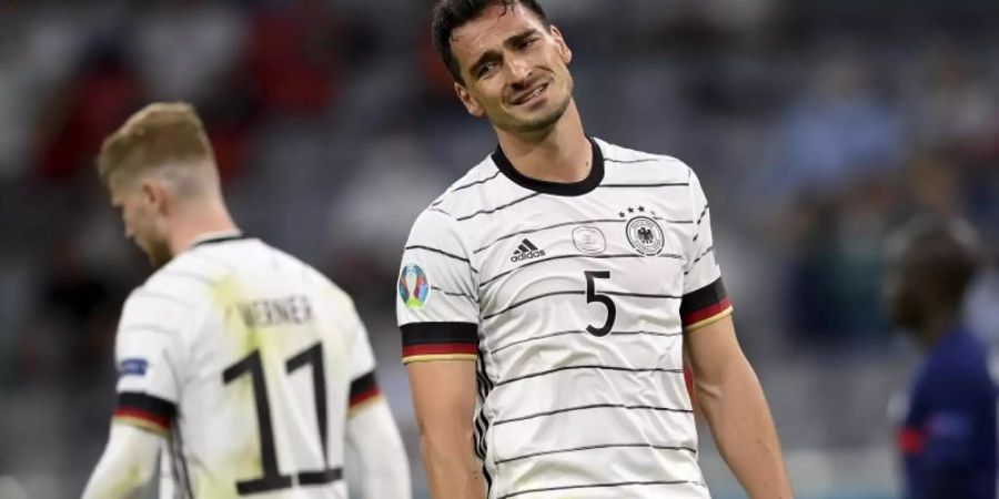 Mats Hummels fand es zum Jammern, Sohnemann Ludwig gefiel das Eigentor des Papas gegen Frankreich offenbar. Foto: Matthias Hangst/Getty Pool/AP/dpa
