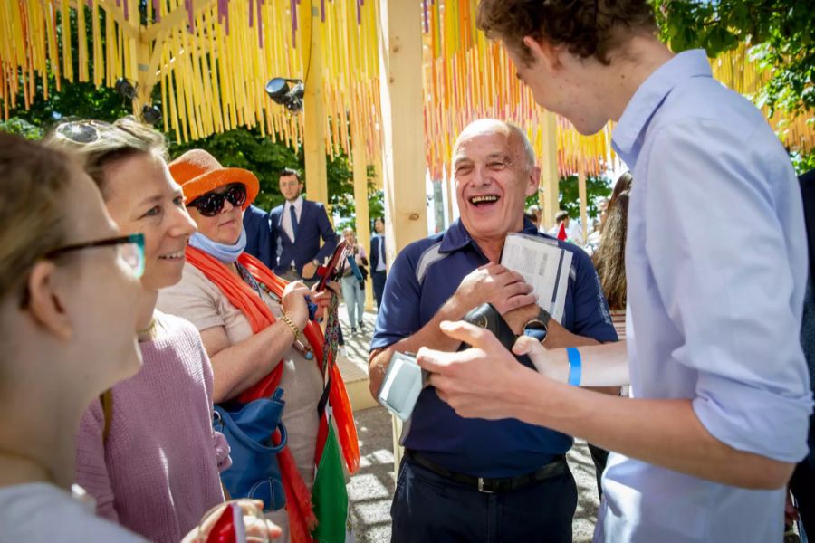 Er kann doch noch anders: Bundesrat Ueli Maurer beim Apéro mit der Bevölkerung von Nyon, am 2. Juli 2021.