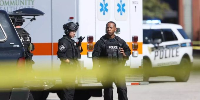 Die Polizei sperrt den Tatort in einem Kroger-Lebensmittelgeschäft ab. Foto: Joe Rondone/The Tennessean/AP/dpa Die Polizei sperrt den Tatort in einem Kroger-Lebensmittelgeschäft ab. Foto: Joe Rondone/The Tennessean/AP/dpa