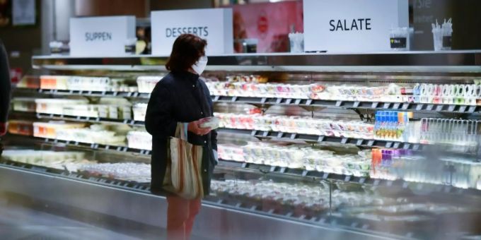 Kundin in einem Supermarkt in Düsseldorf Kundin in einem Supermarkt in Düsseldorf