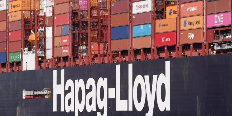 Das Hapag-Lloyd Containerschiff «Brussels Express» wird am Container Terminal Burchardkai im Hamburger Hafen abgefertigt. Foto: Marcus Brandt/dpa