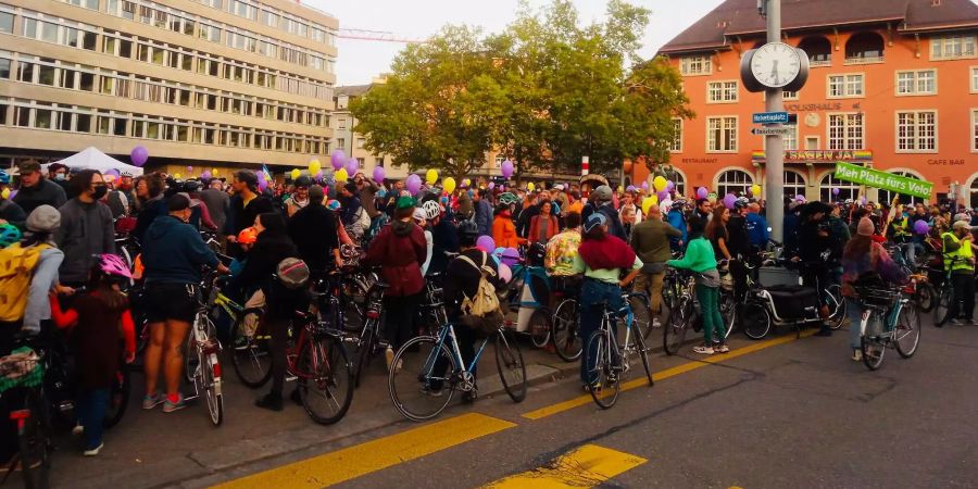 Hunderte versammeln sich auf dem Helvetiaplatz in Zürich für die Velo-Demo.