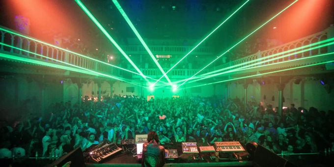 Dj Reinier Zonneveld legt im «Music Venue Paradiso» in Amsterdam auf. Seit dem 26. Juni 2021. sind die Clubs wieder offen, nachdem sie 15 Monaten wegen der Massnahmen zur Eindämmung des Coronavirus schliessen mussten. Coronavirus