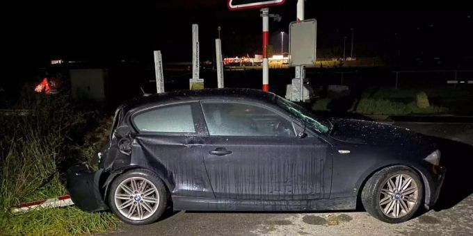 In Andhausen TG wurde ein Auto von einem Zug erfasst. Andhausen Unfall