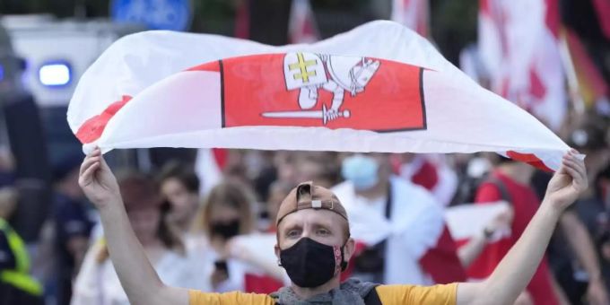 Teilnehmer einer Demonstration gegen die belarussische Regierung in Warschau. Belarus Polen