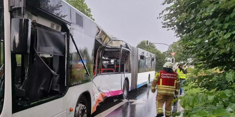 Der stark beschädigte Linienbus an der Unfallstelle in Langenhagen. Foto: -/TNN/dpa