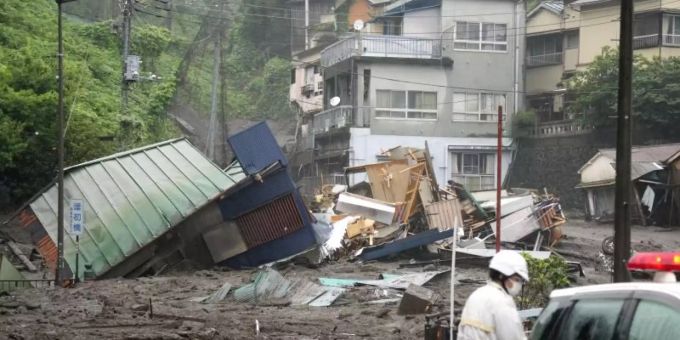 Eine Strasse im japanischen Atami ist nach starkem Regen mit Schlamm, Geröll und Trümmern bedeckt. Japan Schlammlawine