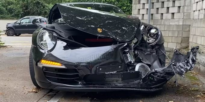 Küsnacht ZH - Verkehrsunfall mit drei Fahrzeugen – eine Person verletzt
