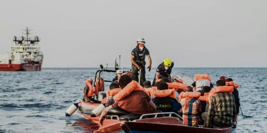 Helfer von der «Ocean Viking» nähern sich einem kleinen Boot. Die Seenotretter der privaten Organisation SOS Méditerranée haben bei mehreren Einsätzen Dutzende Bootsmigranten im zentralen Mittelmeer in Sicherheit gebracht. Foto: Flavio Gasperini/SOS Mediterranee/dpa