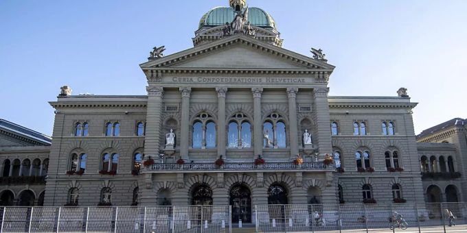 Die Covid-Zertifikatspflicht gilt ab nächster Woche auch im Parlamentsgebäude. Nach dem Ständerat hat am Dienstag auch der Nationalrat dieser Pflicht zugestimmt. Die Covid-Zertifikatspflicht gilt ab nächster Woche auch im Parlamentsgebäude. Nach dem Ständerat hat am Dienstag auch der Nationalrat dieser Pflicht zugestimmt.