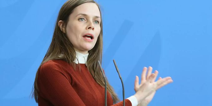ARCHIV - KatrÌn JakobsdÛttir, Premierministerin von Island, ‰uflert sich bei einer Pressekonferenz. Bei der Parlamentswahl in Island hat die Regierungskoalition von Ministerpr‰sidentin KatrÌn JakobsdÛttir ihre Mehrheit behauptet. Foto: Wolfgang Kumm/dpa ARCHIV - KatrÌn JakobsdÛttir, Premierministerin von Island, ‰uflert sich bei einer Pressekonferenz. Bei der Parlamentswahl in Island hat die Regierungskoalition von Ministerpr‰sidentin KatrÌn JakobsdÛttir ihre Mehrheit behauptet. Foto: Wolfgang Kumm/dpa