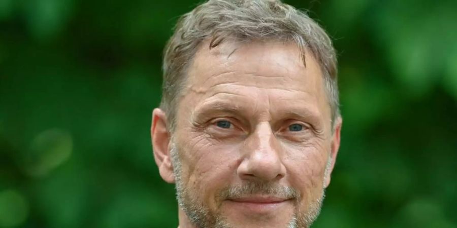 Richy Müller, Schauspieler, fotografiert vor seinem Auftritt zur Lesung «Die Legende vom Ozeanpianisten» auf der Bühne des Sommerprogramms der Stiftung Schloss Neuhardenberg. Foto: Patrick Pleul/dpa-Zentralbild/dpa