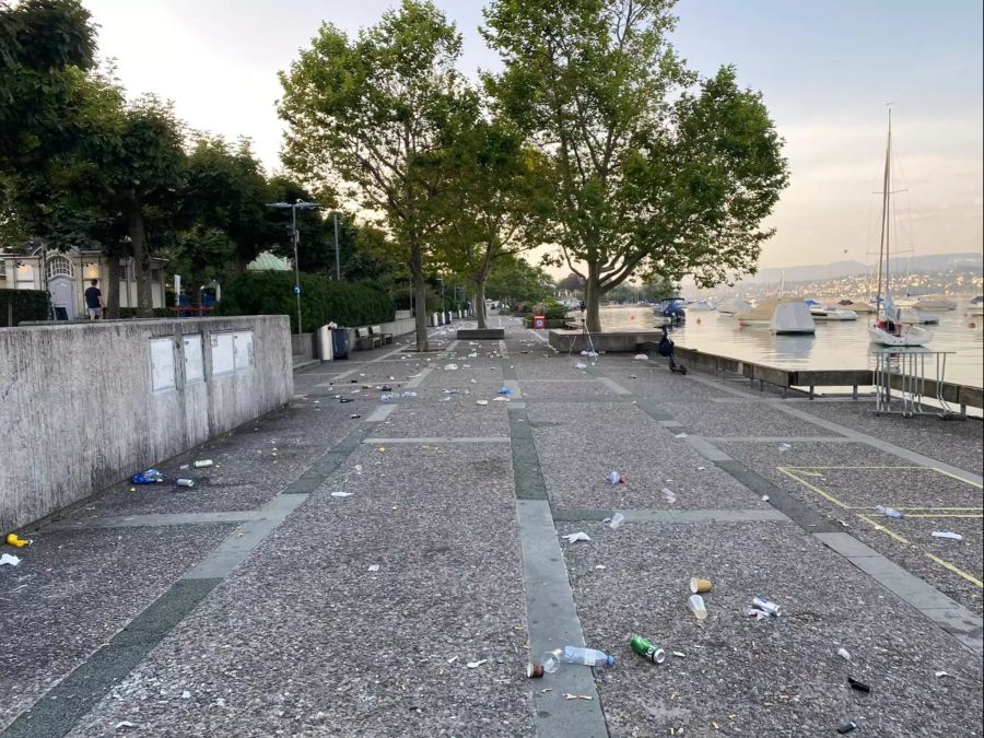 Neben unbeachteten Mülleimern liegt haufenweise Abfall.