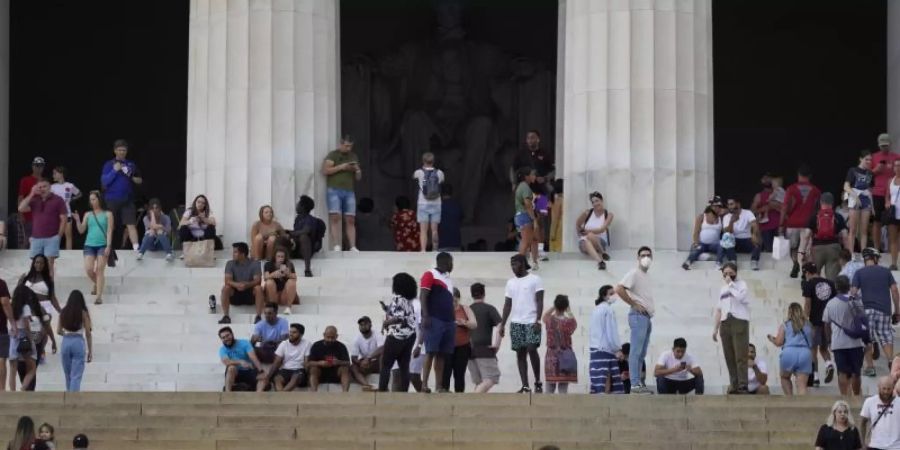 Menschen besuchen das Lincoln Memorial an der National Mall. Foto: Ting Shen/XinHua/dpa