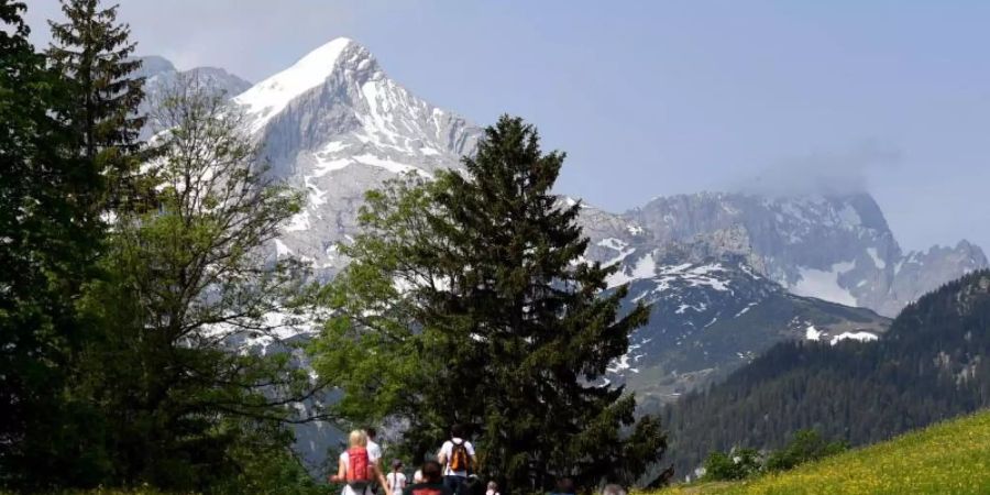 Wandern in den Bergen ist beliebt. Der Deutsche Alpenverein (DAV) hat im vergangenen Pandemie-Jahr trotz geschlossener Kletterhallen und eines eingeschränkten Hüttenbetriebs weiteren Zulauf erlebt. Foto: Angelika Warmuth/dpa/Archiv