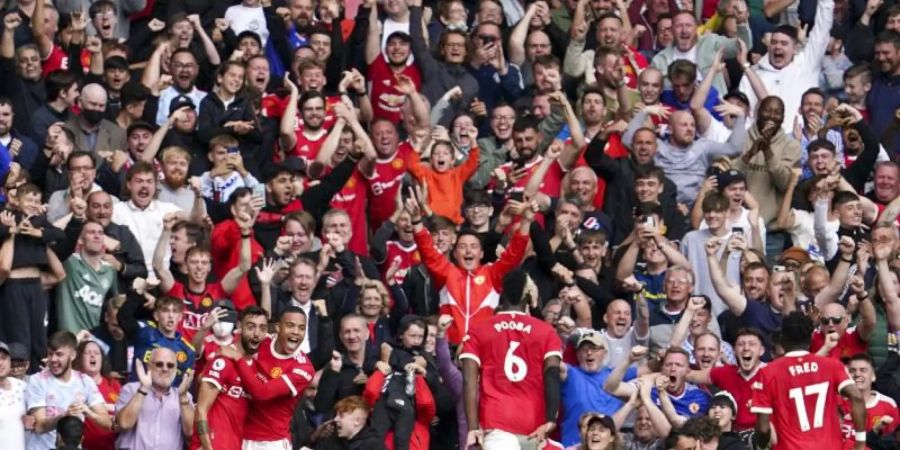 Bruno Fernandes (l) feiert mit seinen Teamkollegen von Manchester United seinen Treffer zum 1:0. Foto: Jon Super/AP/dpa