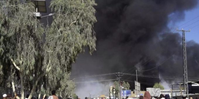 Rauchschwaden steigen am Donnerstag nach Kämpfen zwischen Taliban und Sicherheitskräften in Kandahar in den Himmel. Foto: Sidiqullah Khan/AP/dpa Rauchschwaden steigen am Donnerstag nach Kämpfen zwischen Taliban und Sicherheitskräften in Kandahar in den Himmel. Foto: Sidiqullah Khan/AP/dpa