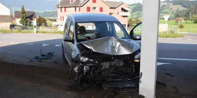 Es entstand Sachschaden von mehreren Tausend Franken. Unfall