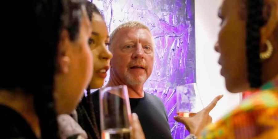 Boris Becker (M) unterhält sich bei der Eröffnung der Ausstellung „Pros &amp; Cons of Being A Spoiled Brat“ seines Sohnes Noah mit Barbara Becker (r) und Lilian de Carvalho Monteiro (2.v.l) in der Gerhardt Braun Gallery am Plaça Frederic Chopin 2. Foto: Clara Margais/dpa