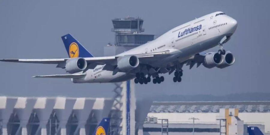 Wie Gäste künftig an Bord begrüsst werden, entscheidet nach Angaben der Lufthansa die Kabinenchefin oder der Kabinenchef. Foto: Boris Roessler/dpa