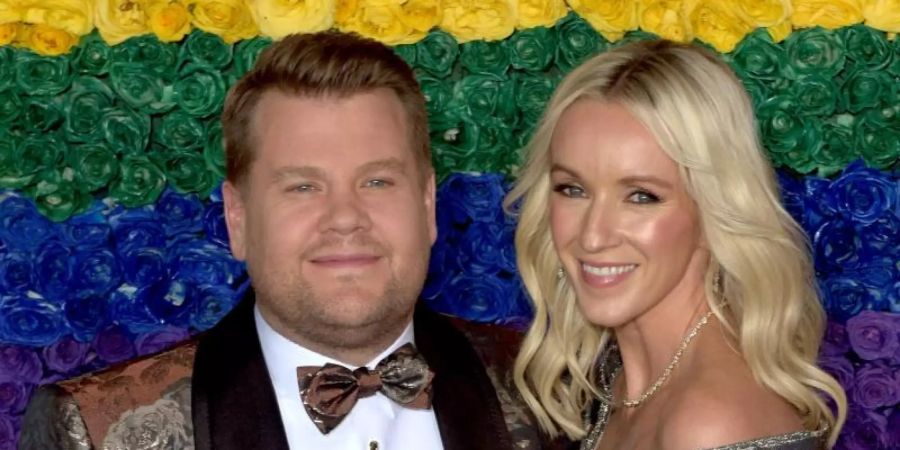 Der englische Schauspieler, Komiker und Fernsehmoderator James Corden und seine Frau Julia Carey. Foto: -/ZUMA Wire/dpa