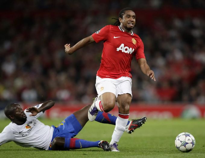 Anderson im Zweikampf mit Basels Cabral. 2011 traf Manchester United auf die Basler in der Gruppenphase der Champions League. Manchester United