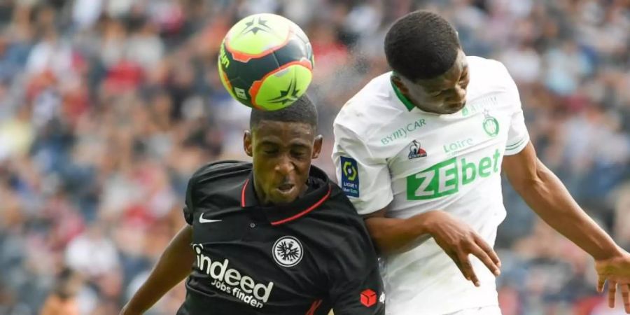 Omoruyi Irorere (l) kommt aus Frankfurt zum KSC. Foto: Arne Dedert/dpa