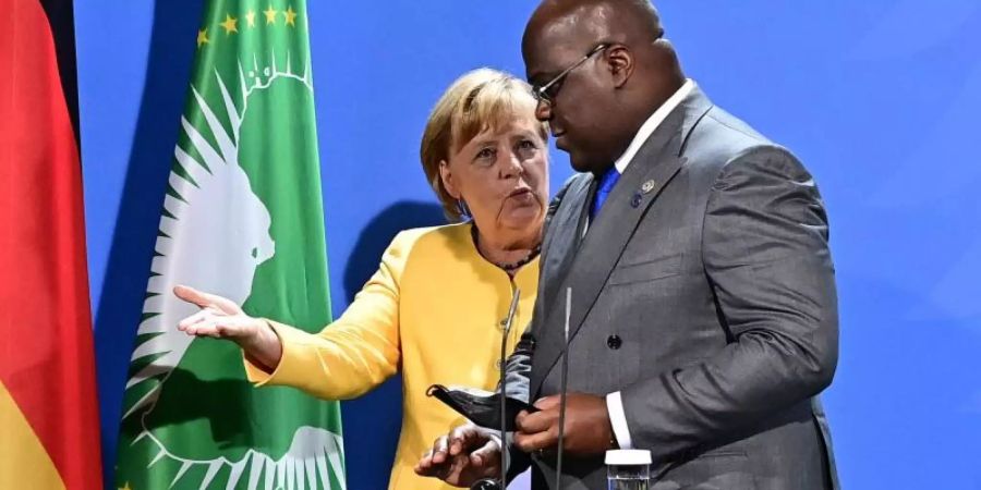 Bundeskanzlerin Angela Merkel zusammen mit Felix Tshisekedi, dem Präsidenten der Demokratischen Republik Kongo, auf der G20-Konferenz «Compact with Africa» in Berlin. Foto: Tobias Schwarz/AFP POOL/dpa