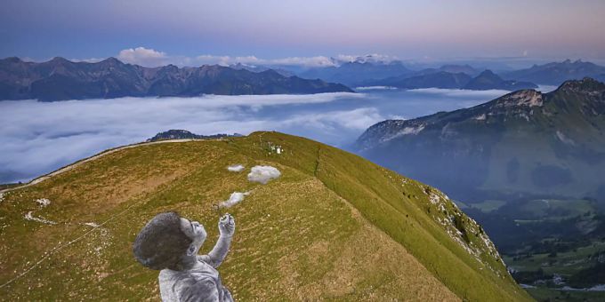 Das Werk des Künstlers Saype ist bis Mitte September an den Hängen des Moléson (FR) zu sehen. Das Werk des Künstlers Saype ist bis Mitte September an den Hängen des Moléson (FR) zu sehen.