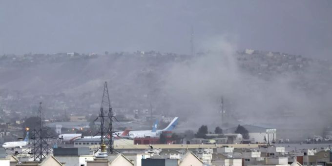 Nach zwei Explosionen steigt Rauch über dem Flughafen von Kabul auf. taliban