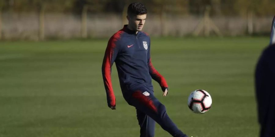 Pulisic jongliert während des Trainings der US-Nationalmannschaft mit dem Ball. Foto: Matt Dunham/AP/dpa