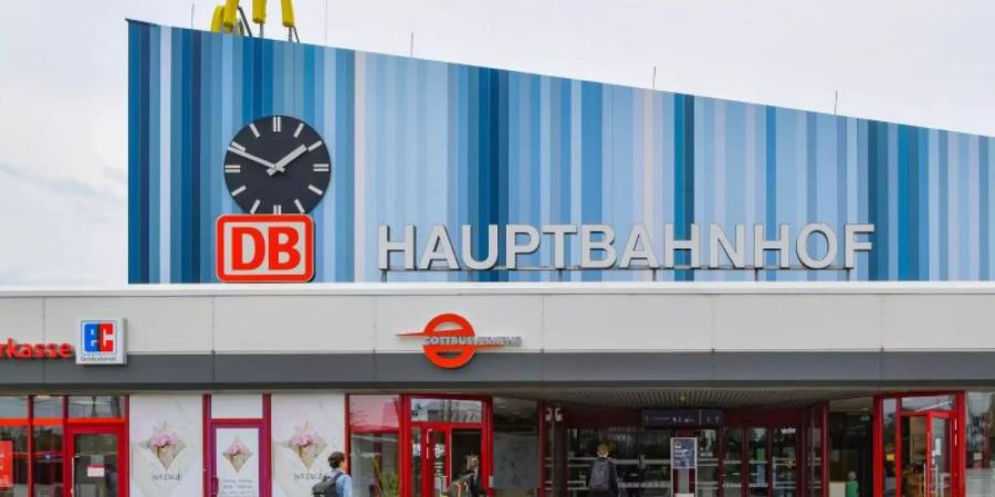 Das sanierte Gebäude des Hauptbahnhofes Cottbus. Die Station ist für den Verein Allianz pro Schiene Deutschlands «Bahnhof des Jahres» 2021. Foto: Patrick Pleul/dpa-Zentralbild/dpa