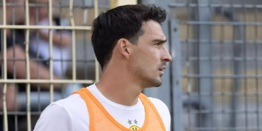 Steht gegen Besiktas in der BVB-Startelf: Dortmunds Abwehrspieler Mats Hummels macht sich warm. Foto: Philipp von Ditfurth/dpa