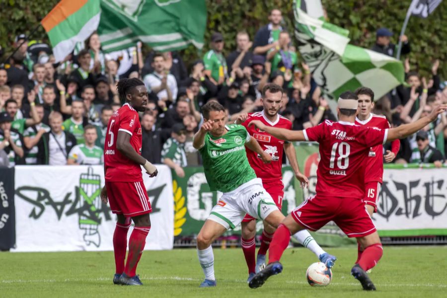 FCSG-Captain Lukas Görtler (m.) wird gleich von mehreren Spielern der Genfer unter Druck gesetzt.