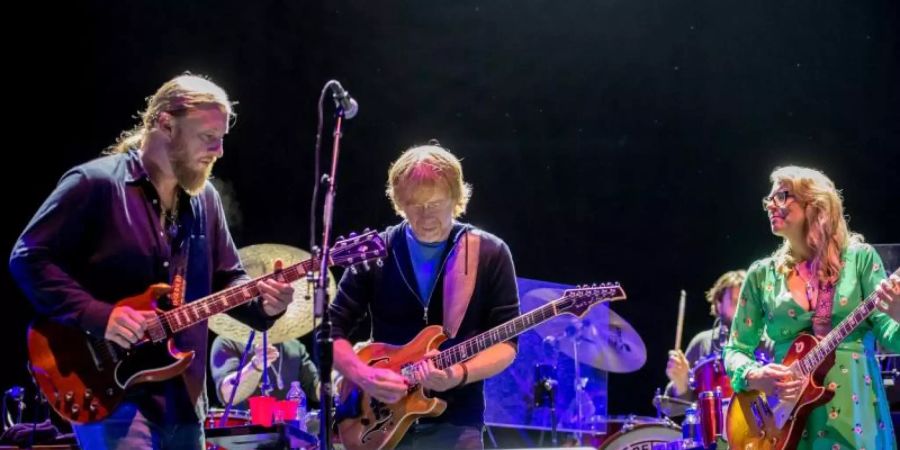Tedeschi Trucks Band feat. Trey Anastasio auf der Bühne. Foto: Dave Vann/Fantasy records / Concord Records /dpa