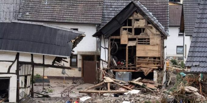 Bei dem verheerenden Unwetter wurden in Westdeutschland ganze Häuser mitgerissen. Wetter