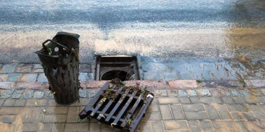 Ein geöffneter Gully ist einem Jugendlichen fast zum Verhängnis geworden. Foto: Arno Burgi/dpa/Symbolbild