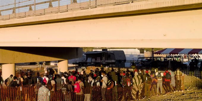 Migranten, viele von ihnen aus Haiti, warten in Schlangen auf Busse unter der Del Rio International Bridge in Del Rio, Texas. Foto: Julio Cortez/AP/dpa Migranten, viele von ihnen aus Haiti, warten in Schlangen auf Busse unter der Del Rio International Bridge in Del Rio, Texas. Foto: Julio Cortez/AP/dpa