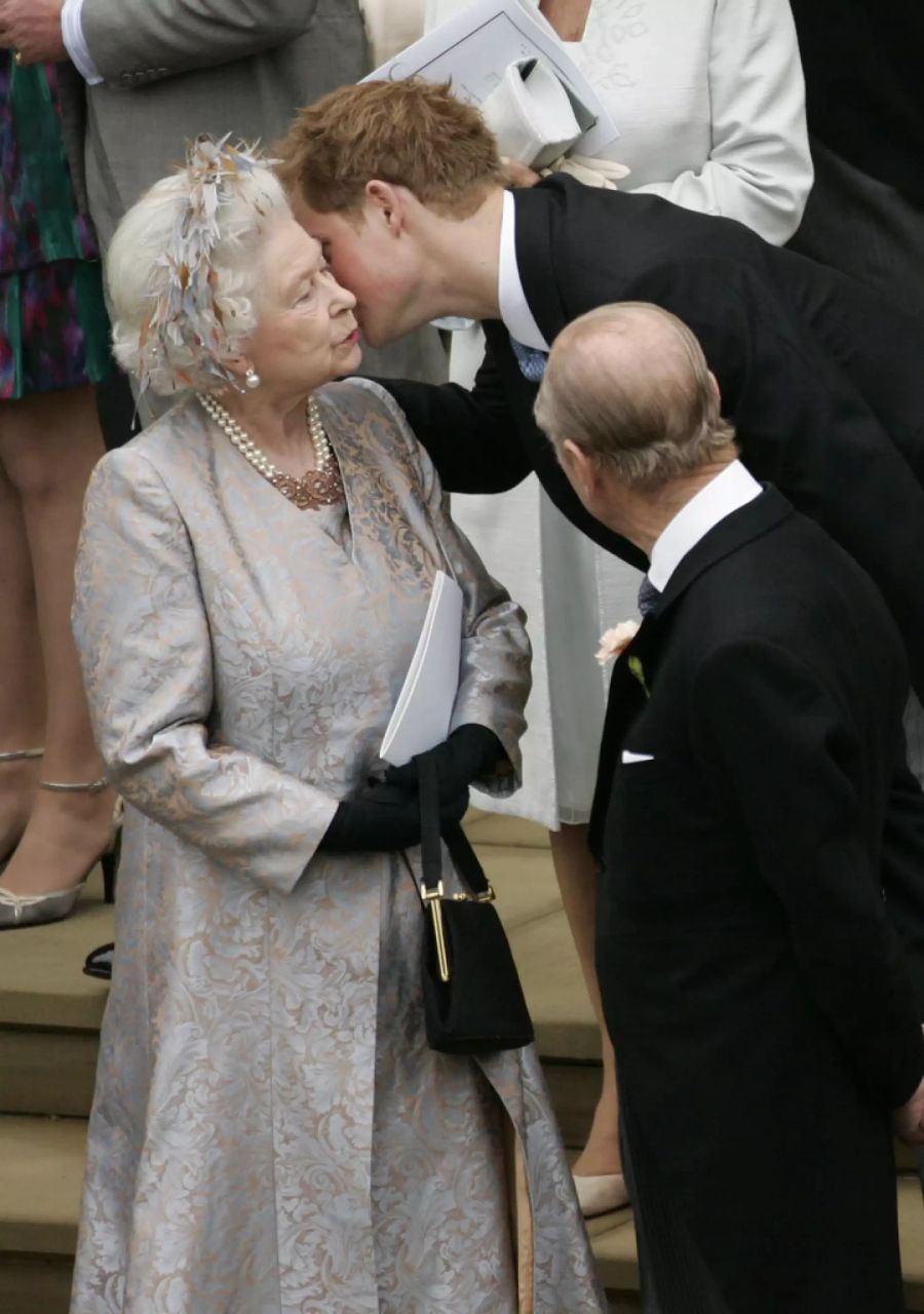 Prinz Harry küsst seine Oma, die Queen.