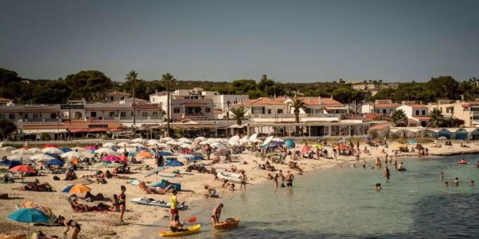 Der Reiseverband DRV schätzt, dass derzeit rund 400.000 Menschen aus Deutschland in Spanien Urlaub machen. Foto: Jordi Boixareu/ZUMA Press Wire/dpa Der Reiseverband DRV schätzt, dass derzeit rund 400.000 Menschen aus Deutschland in Spanien Urlaub machen. Foto: Jordi Boixareu/ZUMA Press Wire/dpa