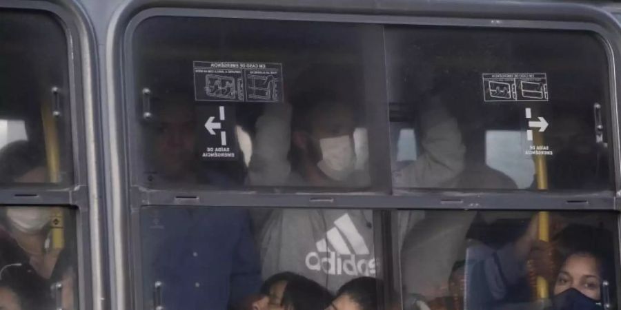 Pendler in einem Bus in Rio De Janeiro. Foto: Bruna Prado/AP/dpa