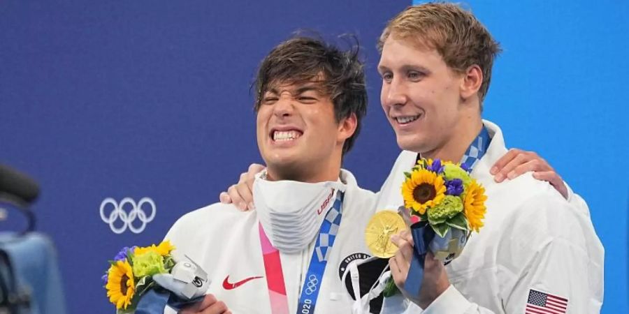 Die US-Schwimmer Chase Kalisz (r) und Jay Litherland bei der Siegerehrung. Foto: Michael Kappeler/dpa