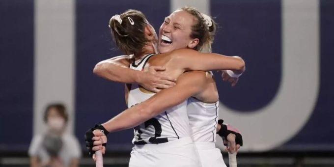 Nike Lorenz (r) jubelt nach ihrem Tor zum 1:0 gegen Indien mit Teamkollegin Charlotte Stapenhorst. Foto: John Minchillo/AP/dpa Nike Lorenz (r) jubelt nach ihrem Tor zum 1:0 gegen Indien mit Teamkollegin Charlotte Stapenhorst. Foto: John Minchillo/AP/dpa