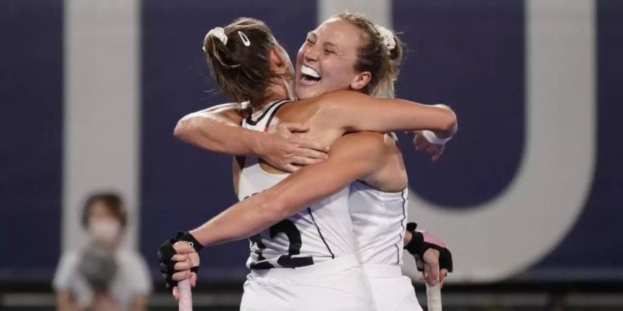 Nike Lorenz (r) jubelt nach ihrem Tor zum 1:0 gegen Indien mit Teamkollegin Charlotte Stapenhorst. Foto: John Minchillo/AP/dpa