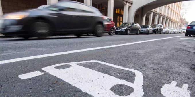 Ein Symbol für ein Elektroauto markiert einen Parkplatz neben einer E-Ladesäule. Foto: Julian Stratenschulte/dpa Ein Symbol für ein Elektroauto markiert einen Parkplatz neben einer E-Ladesäule. Foto: Julian Stratenschulte/dpa