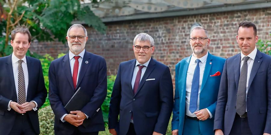 Die EFTA/EU-Delegation des Schweizer Parlaments hat der EU-Zentrale in Brüssel einen Besuch abgestattet. Mit dabei waren (von links nach rechts) Thomas Aeschi (SVP/ZG), Carlo Sommaruga (SP/GE), Eric Nussbaumer (SP/BL), Hans-Peter Portmann (FDP/ZH) sowie Damian Müller (FDP/LU).