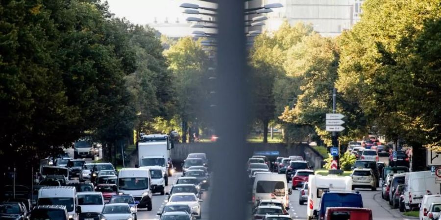 Zähfliessender Verkehr in München am Mittleren Ring. (Archivbild). Foto: Matthias Balk/dpa